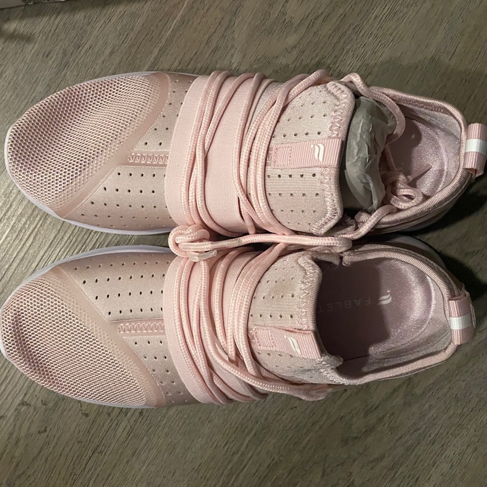Pismo performance sneaker fabletics pearl pink 8.5